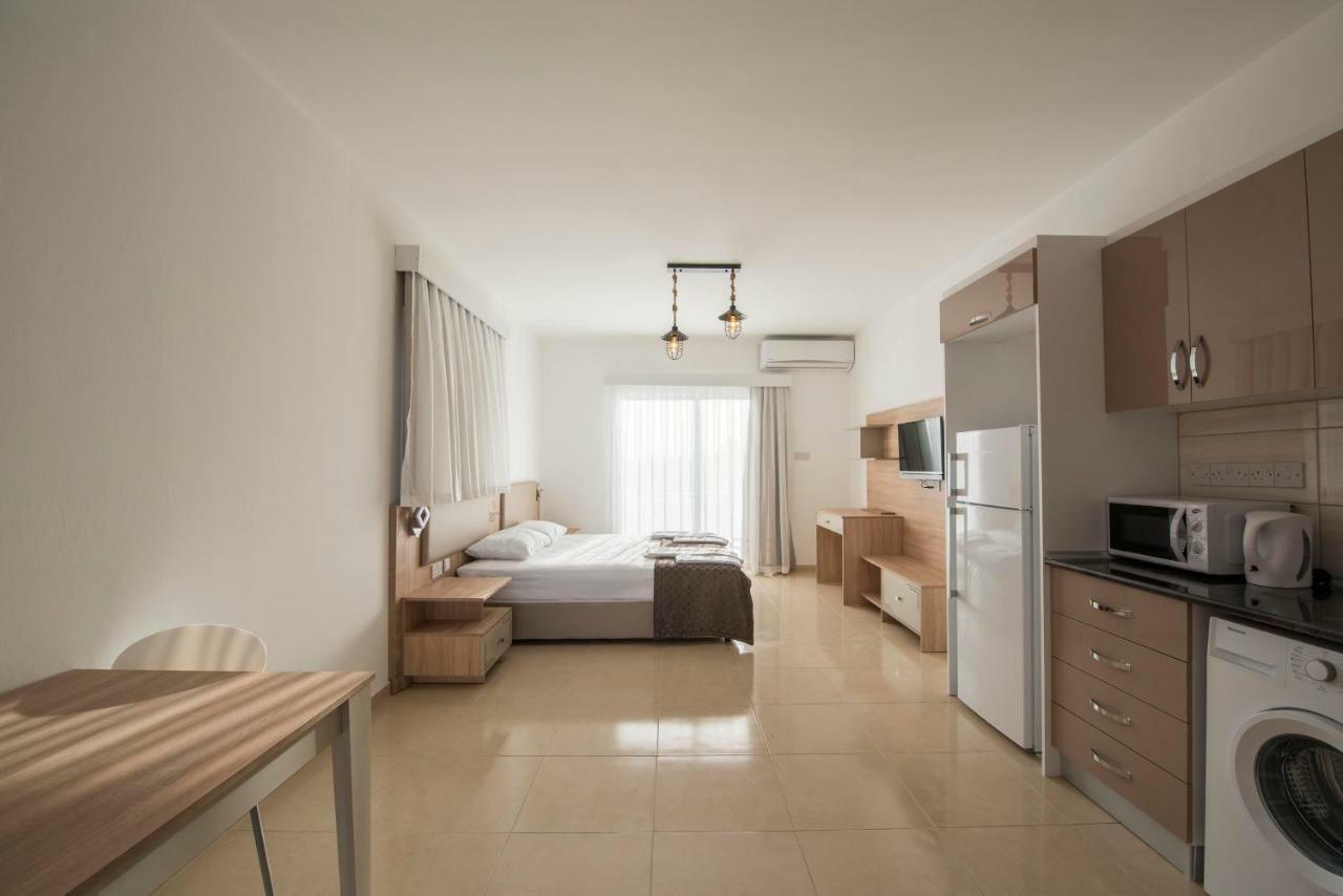 Deniz Airport Suites Nicosia Exterior foto