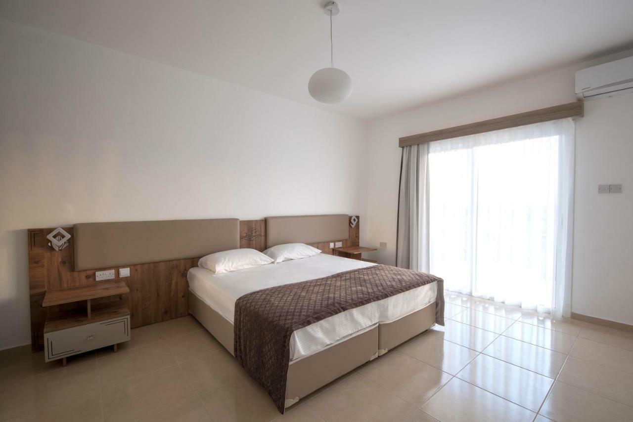 Deniz Airport Suites Nicosia Exterior foto