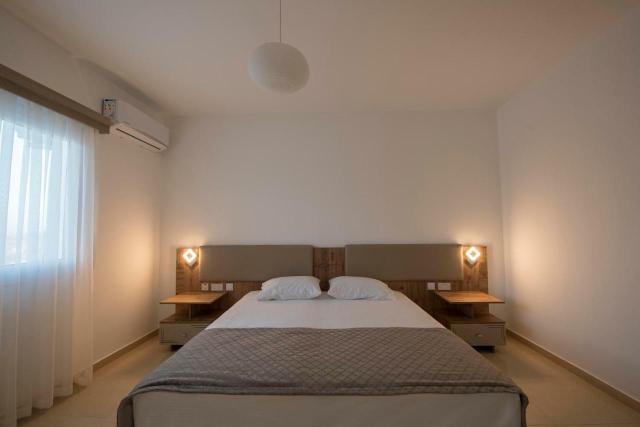 Deniz Airport Suites Nicosia Exterior foto