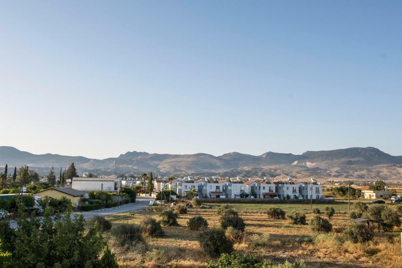 Deniz Airport Suites Nicosia Exterior foto
