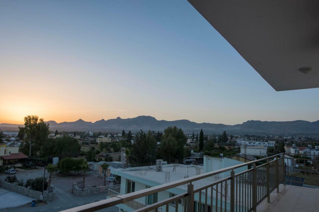 Deniz Airport Suites Nicosia Exterior foto