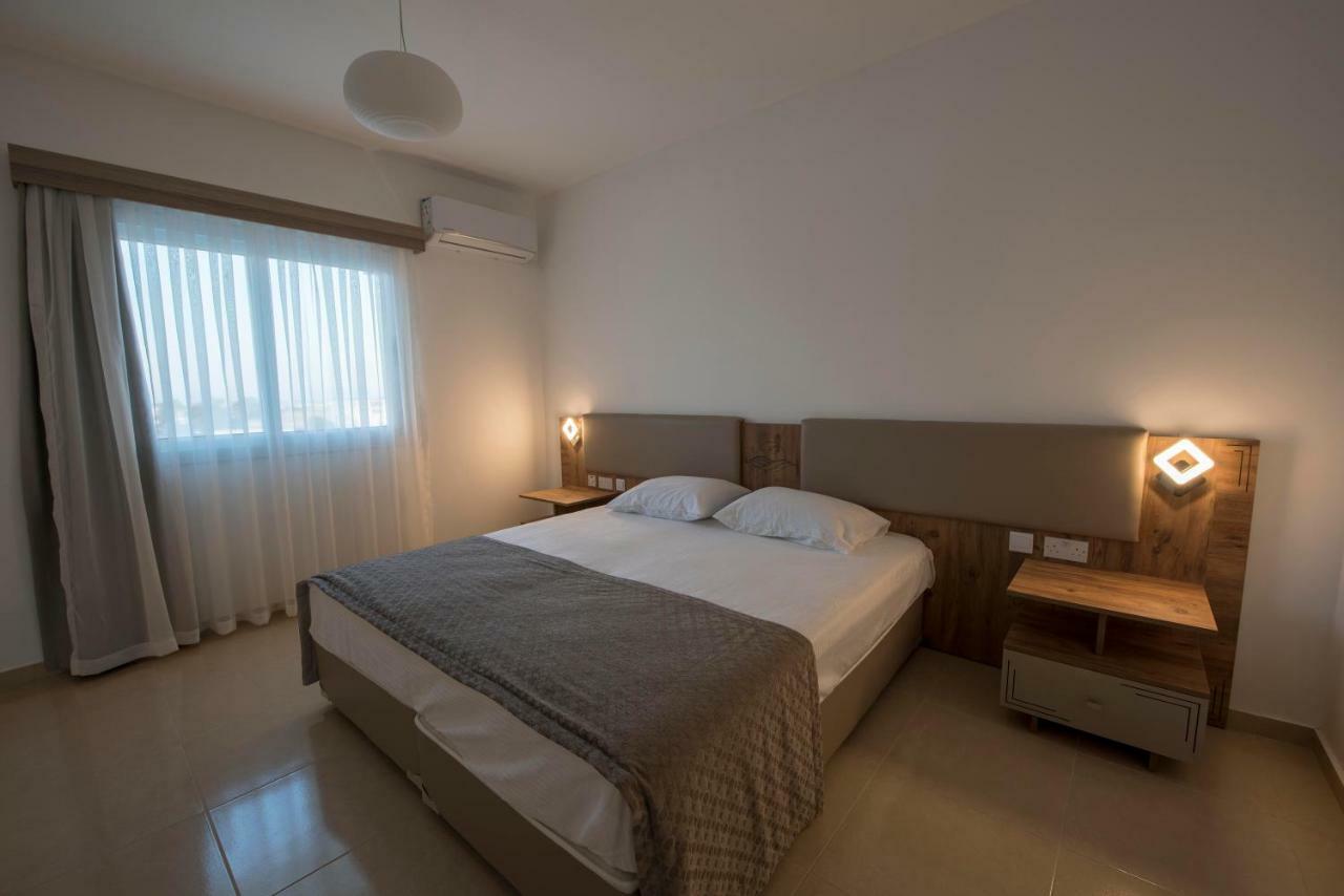 Deniz Airport Suites Nicosia Exterior foto