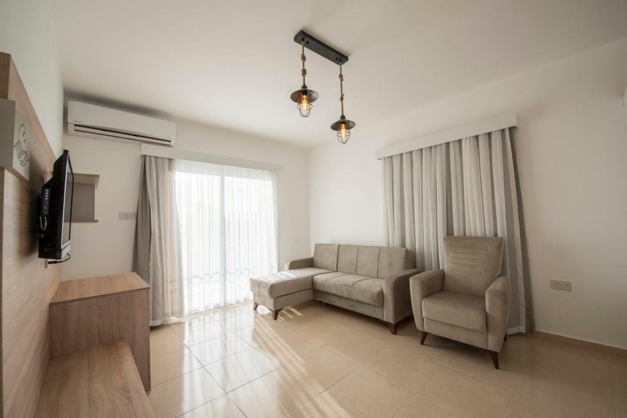 Deniz Airport Suites Nicosia Exterior foto