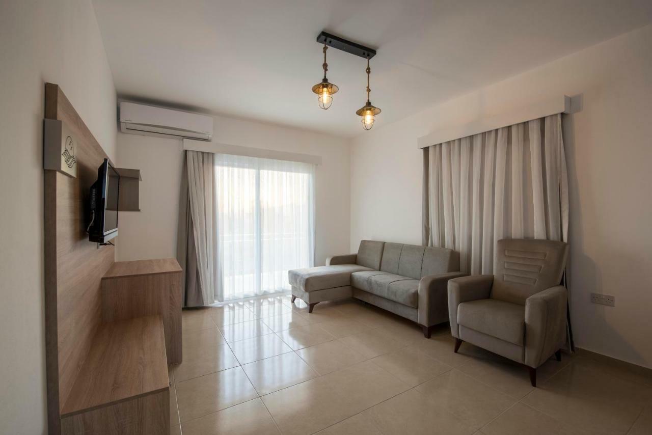 Deniz Airport Suites Nicosia Exterior foto