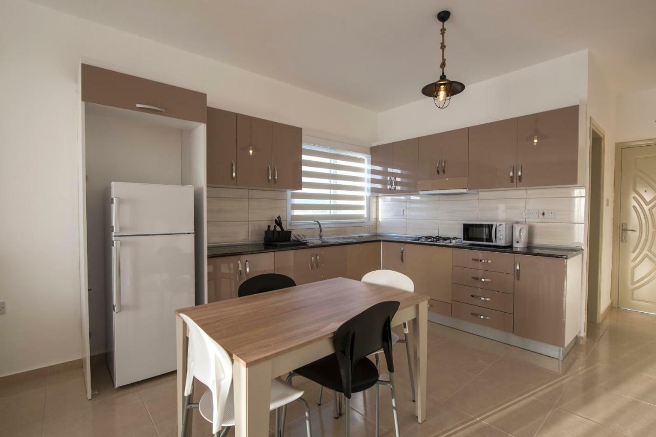 Deniz Airport Suites Nicosia Exterior foto