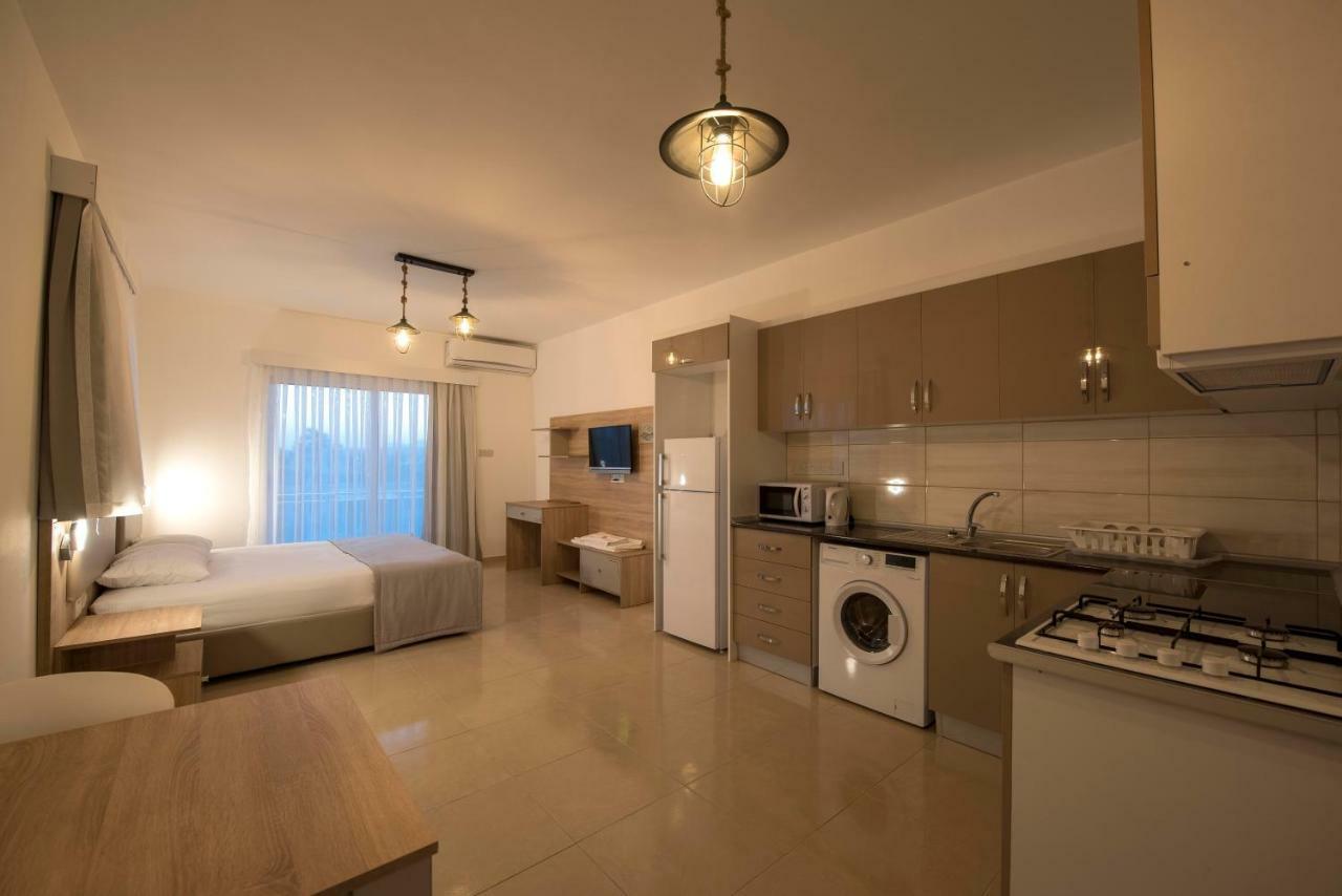 Deniz Airport Suites Nicosia Exterior foto