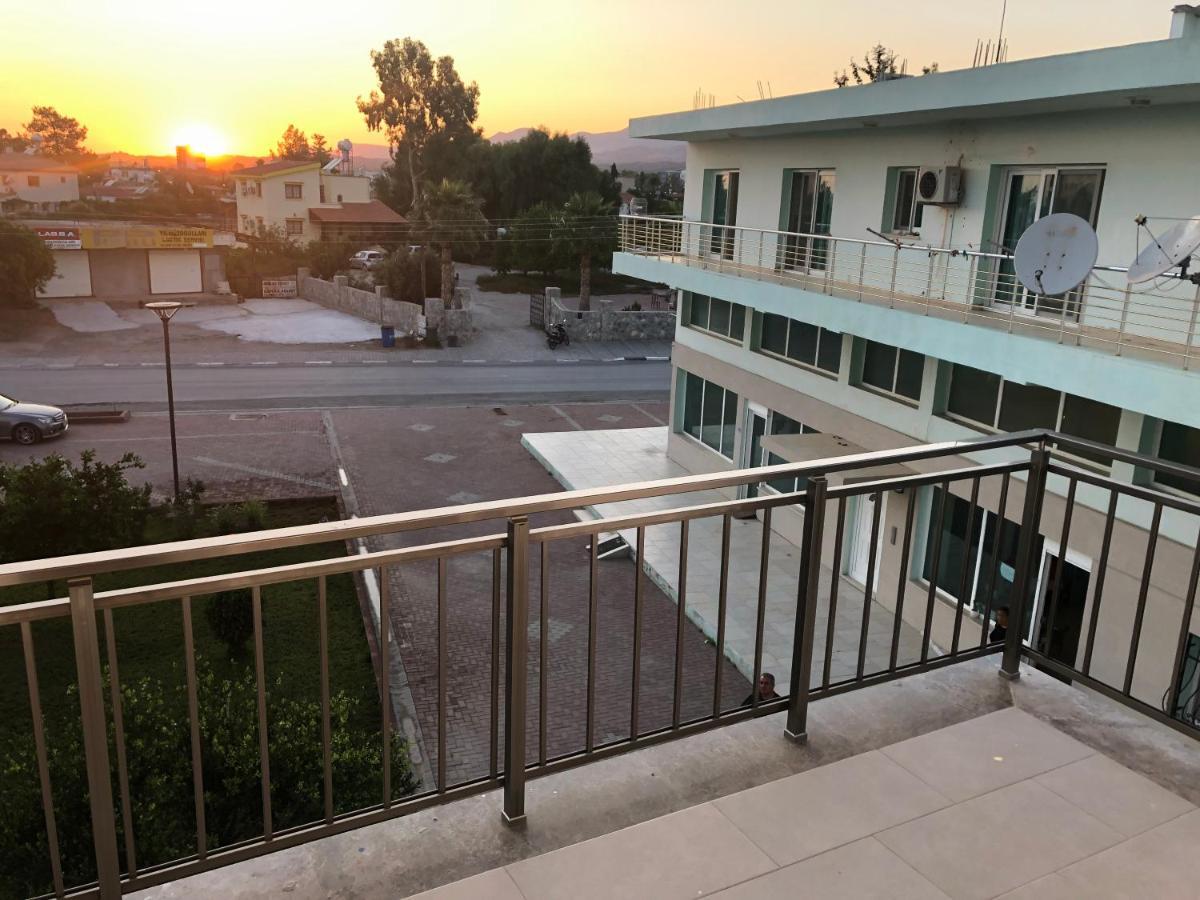 Deniz Airport Suites Nicosia Exterior foto